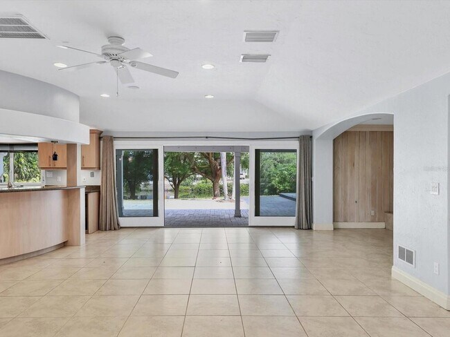 Building Photo - 3424 Tanglewood Dr