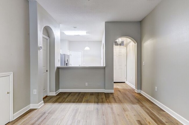 Building Photo - Spacious New Tampa 2 Bedroom, 2.5 Bath Tow...