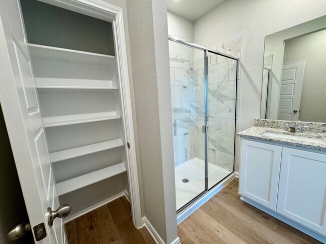 Building Photo - Stunning 3x2 Luxury Duplex in Buda, TX!