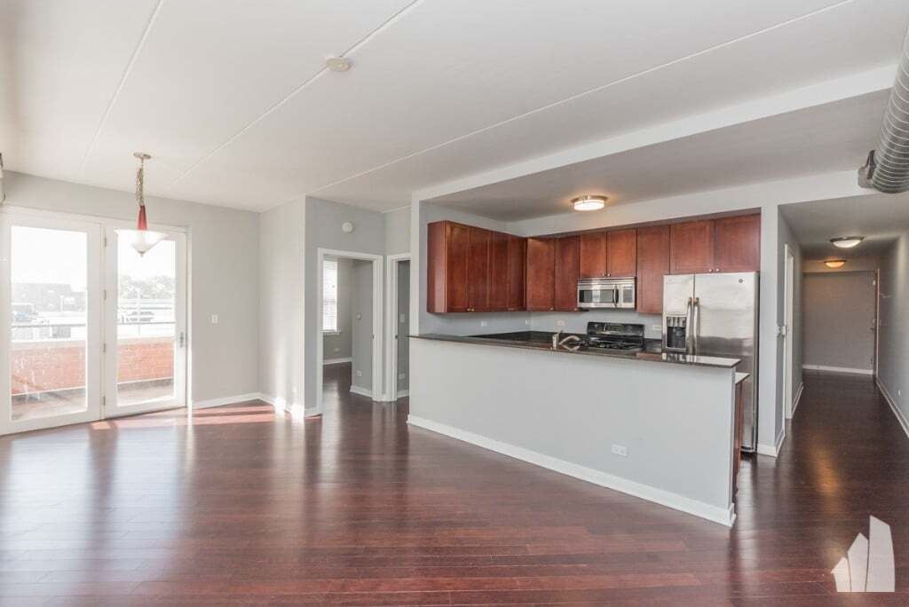 Building Photo - 3550 W Montrose Ave