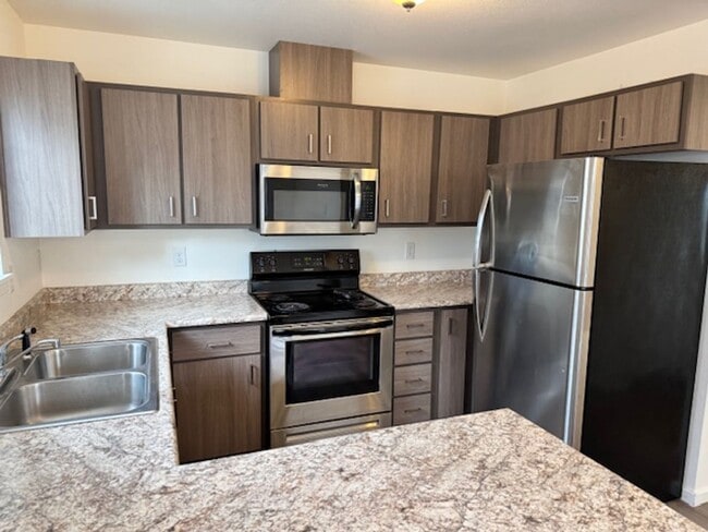 Building Photo - 2 STORY DUPLEX IN THE HEART OF PHOENIX OREGON