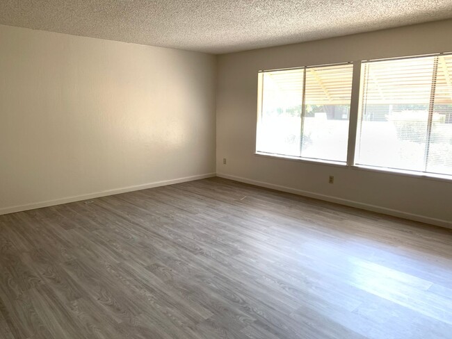 Building Photo - 3 Bed 2.5 Bath Townhouse