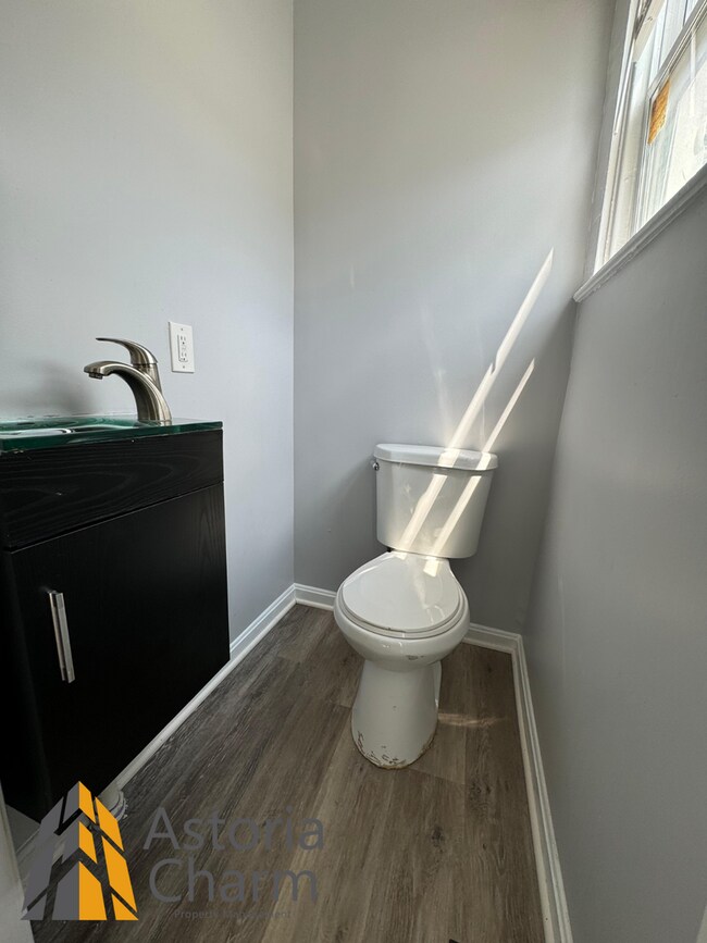 Building Photo - End Unit 3 Bedroom Home with Deck and Yard