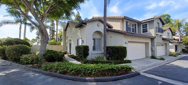 Building Photo - Bright And Airy End Unit In Gated Sanderli...