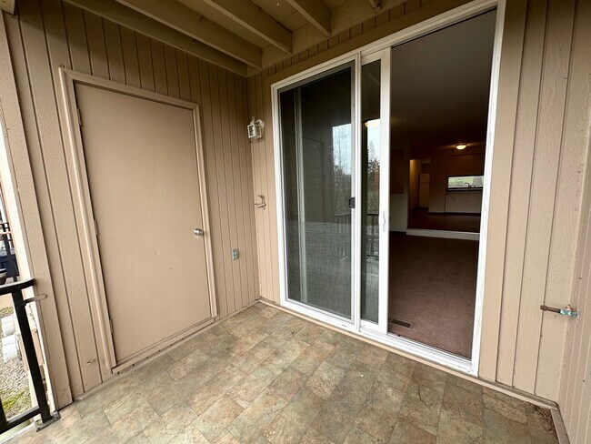 Building Photo - Ideal 2 Bedroom 2 Bathroom Lower Level Unit - Backs to Beautiful Greenspace!