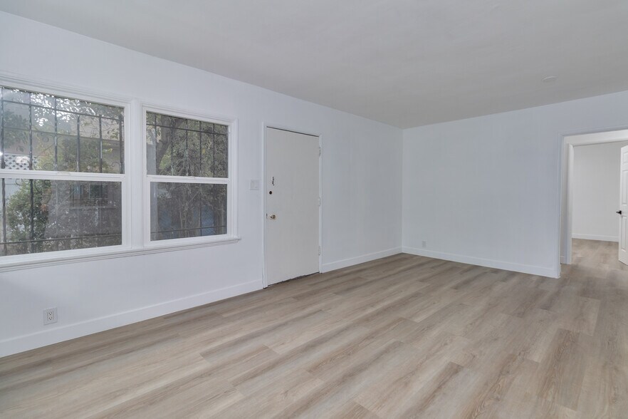 Building Photo - 1723 W 35th Pl