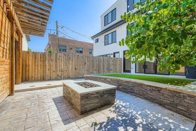 Building Photo - Beautiful, Modern 3 Bed/ 4 bath Home in Curtis Park! FIRST MONTHS RENT FREE!