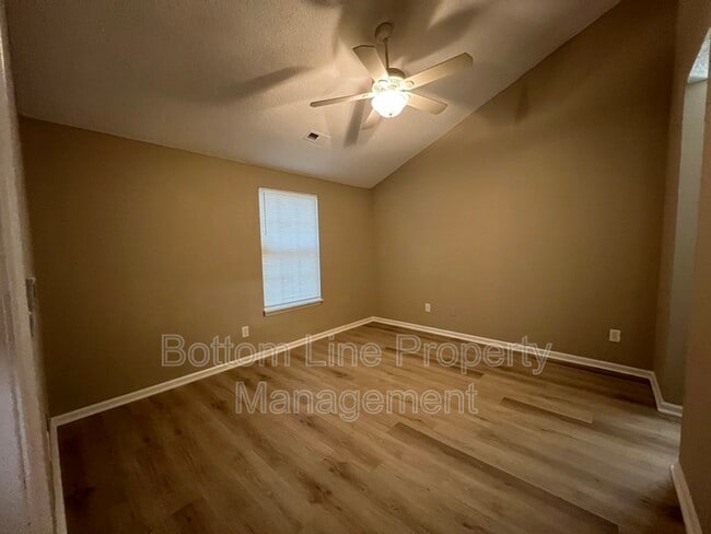 Building Photo - 1228 Woodland Dr
