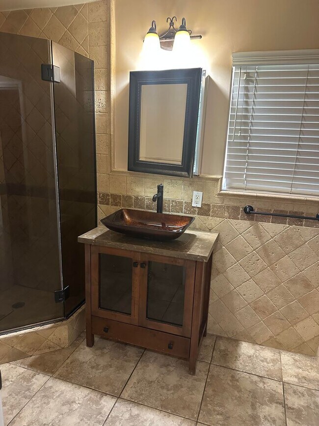 Building Photo - Wonderful 4-bed/3-bath gated home in Azusa.
