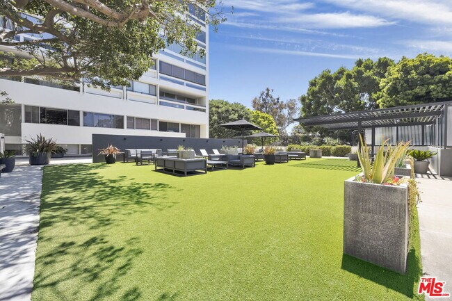 Building Photo - 2220 Ave of the Stars