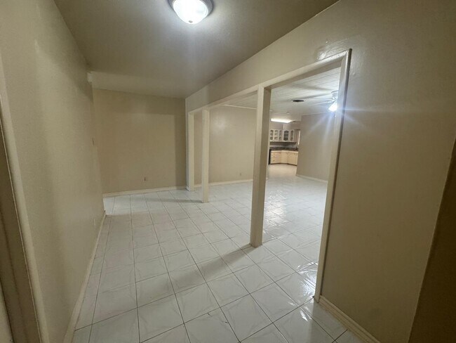Building Photo - 302 Huisache Dr