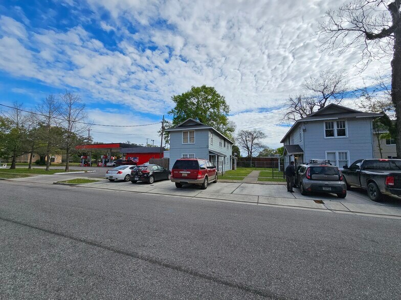 Building Photo - 161 Everett St