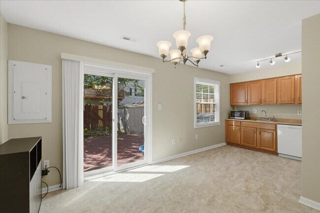 Building Photo - Comfortable Single-Family Home with Functional Layout and Outdoor Space