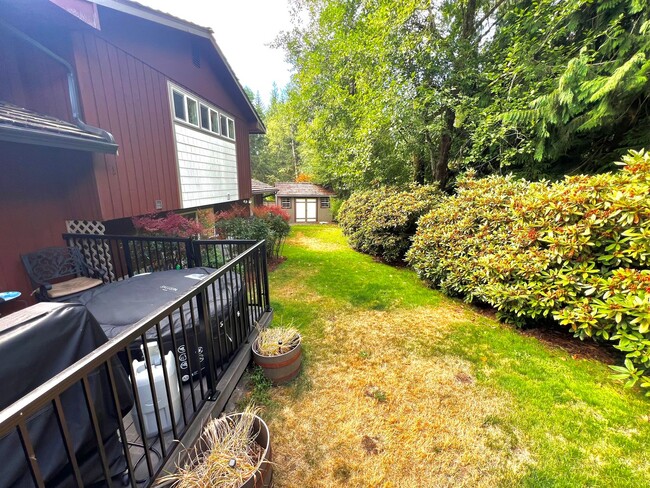 Building Photo - Beautiful Custom 3bd 2.5 bath Hardwood in ...