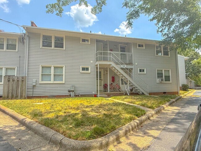 Building Photo - 705 Daniels St
