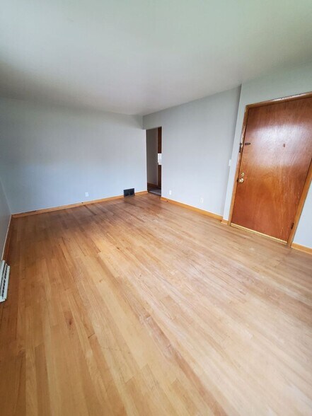 Building Photo - 622 S 68th St