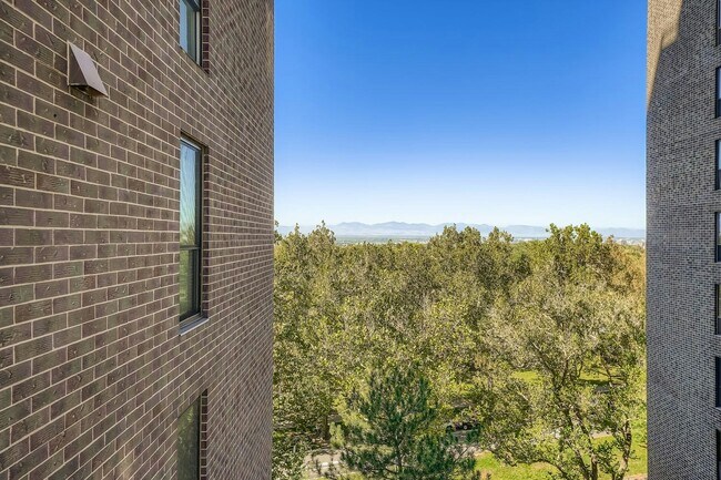 Building Photo - 460 S Marion St Pkwy