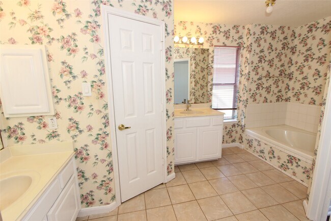 Building Photo - 3311 Twelve Oaks Ln