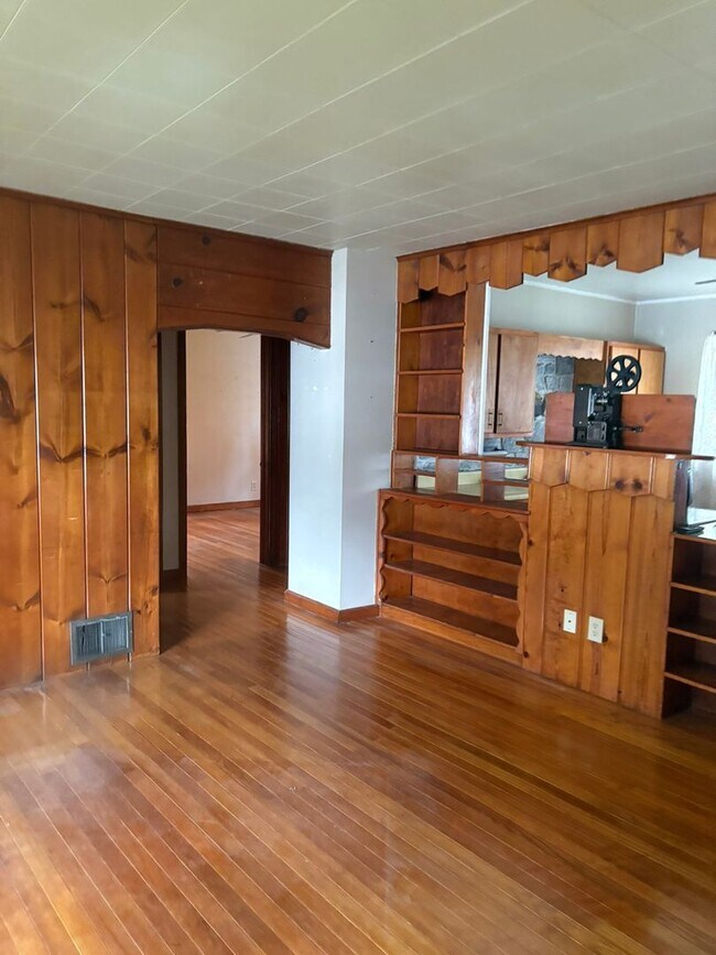 Building Photo - Charming Ranch Home With Attached Garage in Galesburg!