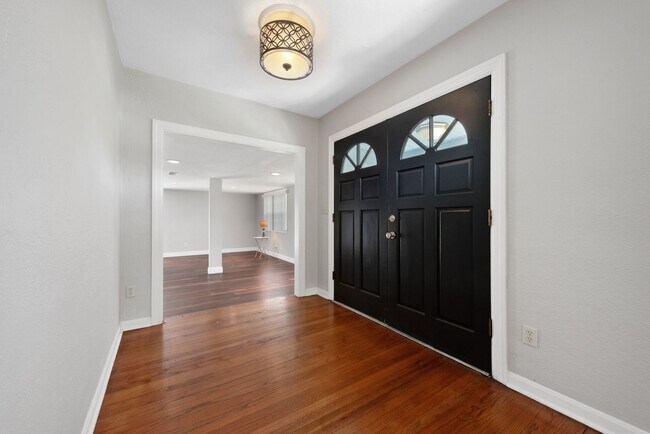 Building Photo - Updated 3/2 House with Bonus Room in Lake ...