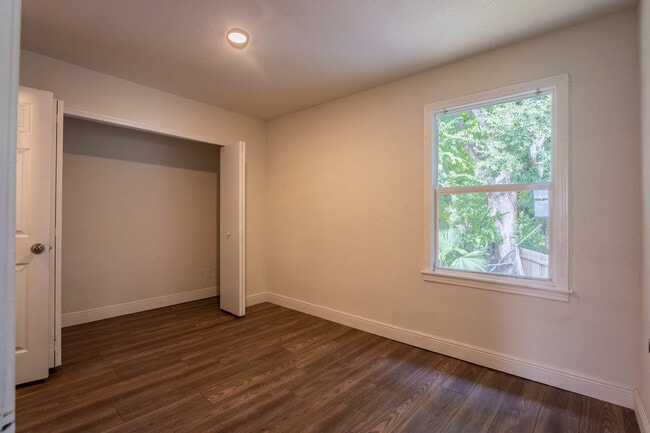 Building Photo - 1052 Magnolia Ave