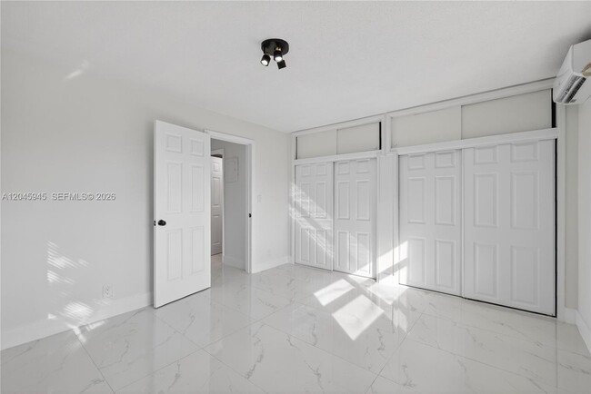 Building Photo - 1520 NE 56th St