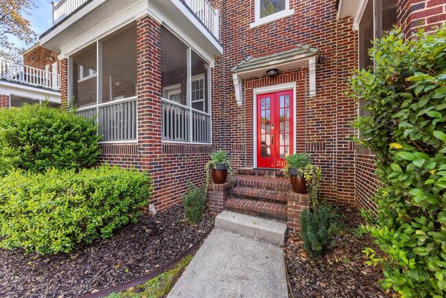 Building Photo - 800 Magnolia Ave