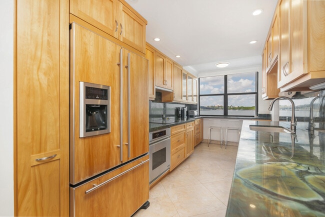 Building Photo - 2860 S Ocean Blvd