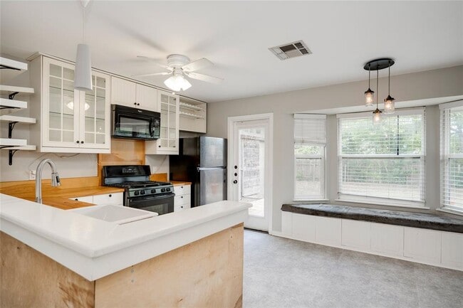 Building Photo - 8700 Soho Dr