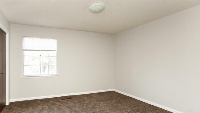 Building Photo - 1713 Sanford Dr