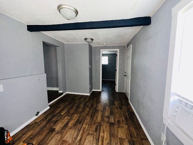 Building Photo - 3 bedroom one bath