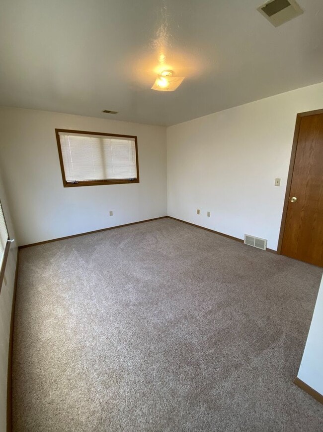 Building Photo - E432 Bay Ln