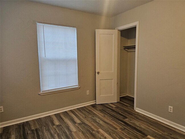 Building Photo - 1112 Jet Dr