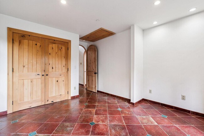 Building Photo - 385 Moraga Ave