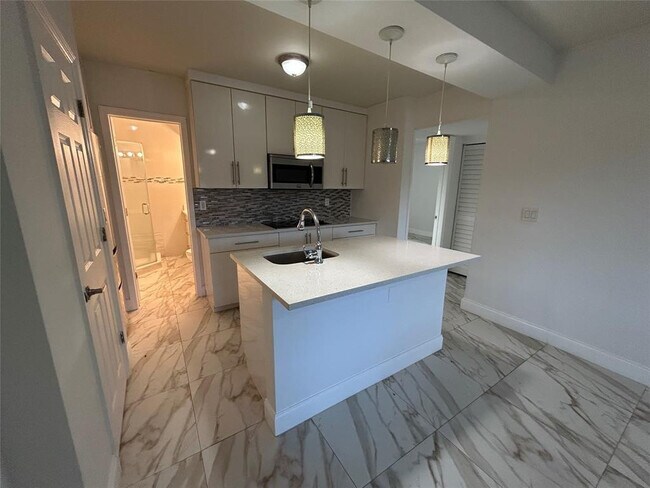 Building Photo - 912 NE 15th Ave