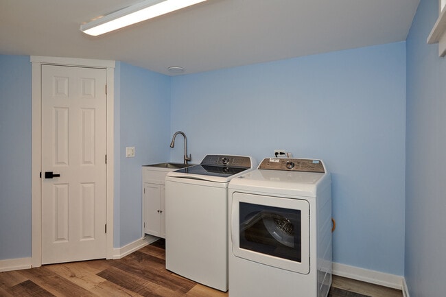 Building Photo - 8544 W Roseview Dr