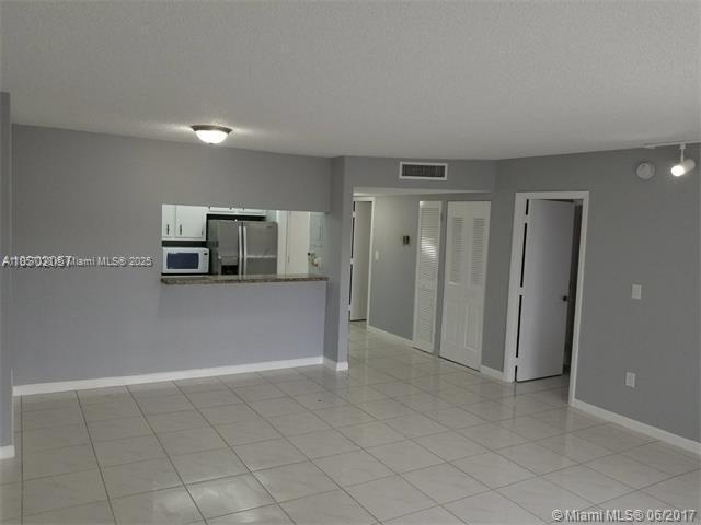 Building Photo - 4160 Inverrary Dr