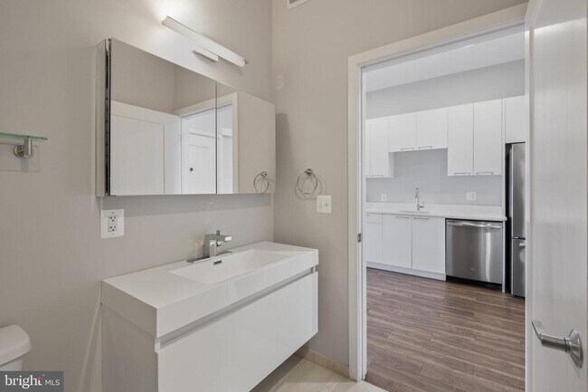 Building Photo - 989 S Buchanan St