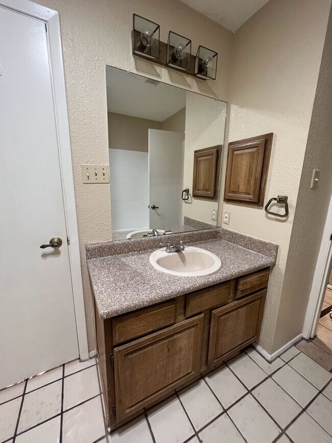 Building Photo - Croix 325 -  2 Bed 1 bath - $1450