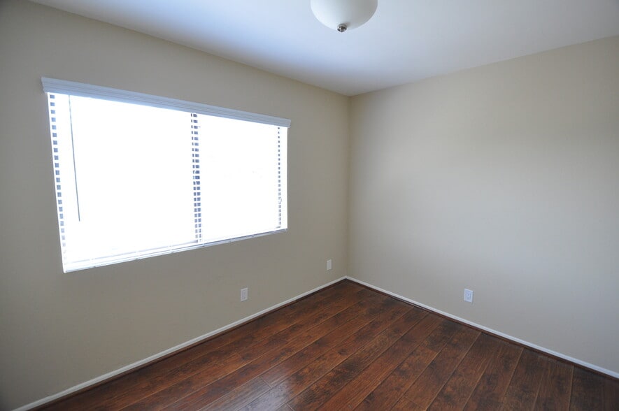 Building Photo - 2119 Elsinore St