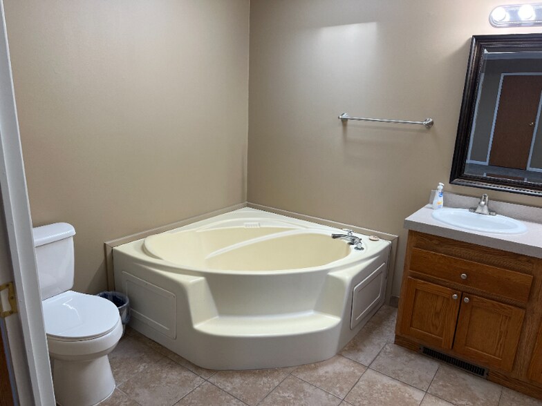 Building Photo - 420 Decker St