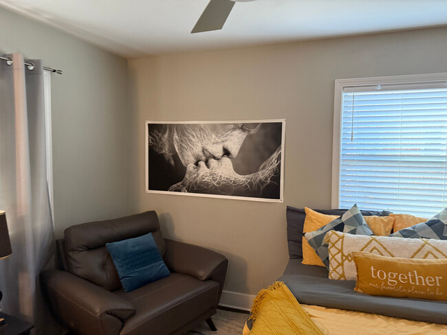 Building Photo - Room in House on Edgewater Dr SW