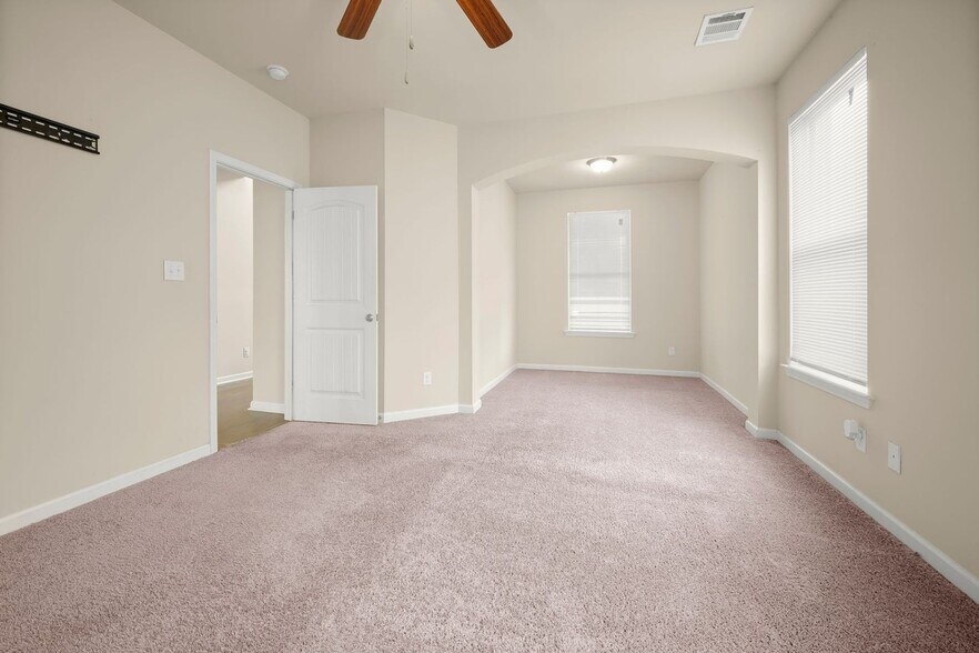 Building Photo - 39405 Legacy Lake Dr