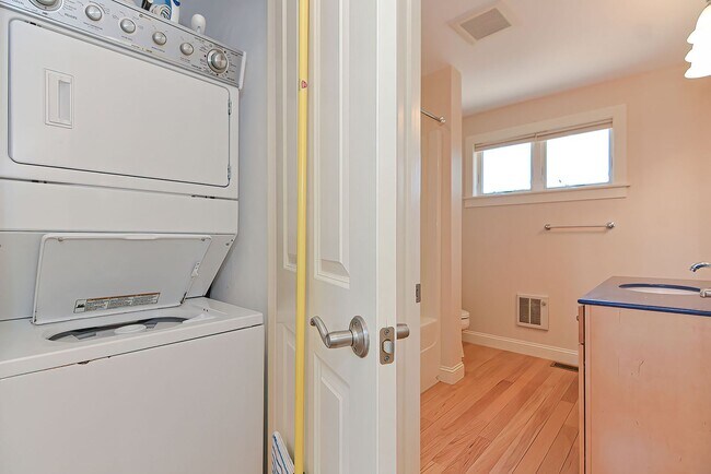 Building Photo - 4 Bryn Mawr Way