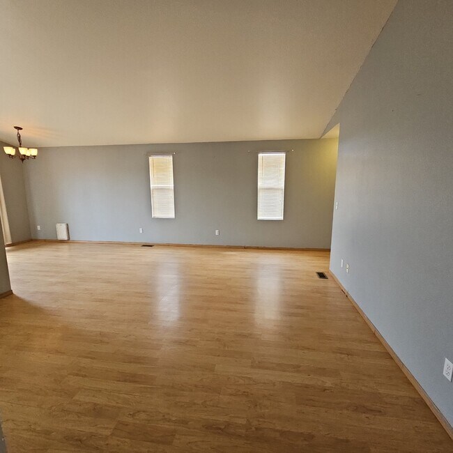 Building Photo - 3 bedroom 2 car garage - Middle Bay Way