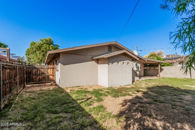 Building Photo - 2409 W Cortez Ave