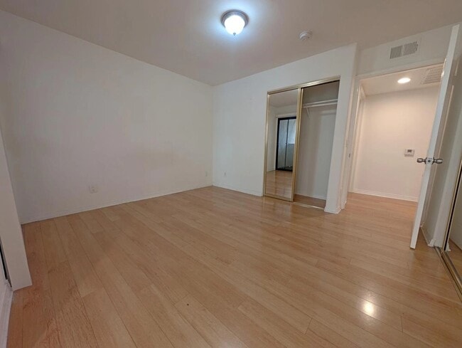 Building Photo - 305 N Cedar St