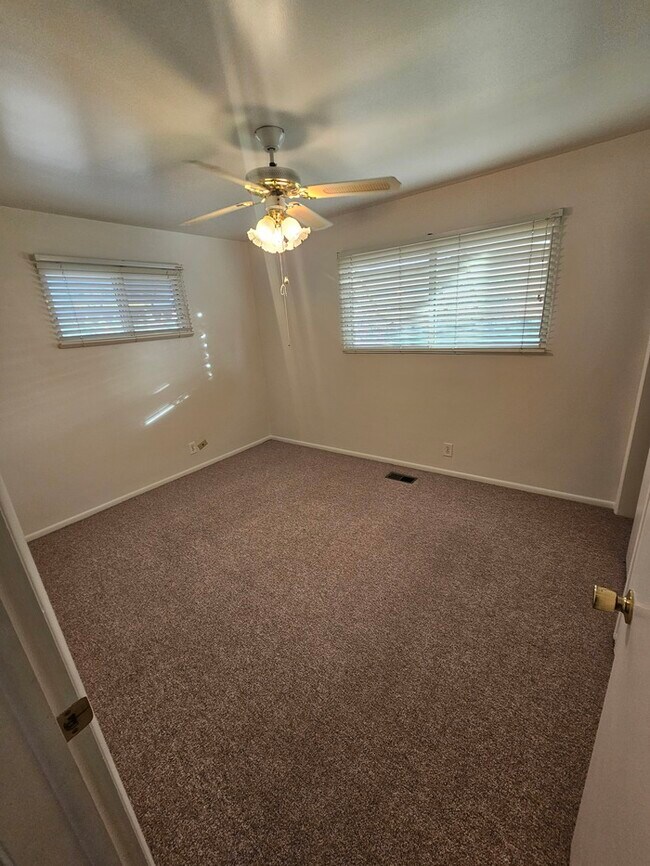 Building Photo - 4 bed 2 bath Home in Murray