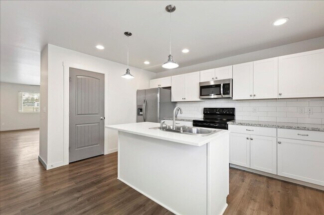 Building Photo - Like new 3 bedroom.