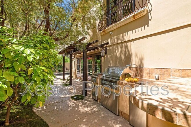 Building Photo - 175 Villaggio W